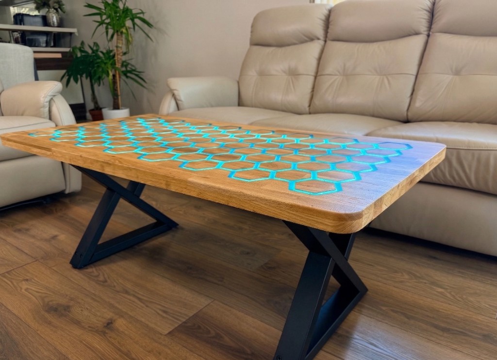 Detal blatu Vuxo: dąb, żywica w plastrze miodu i turkusowe podświetlenie