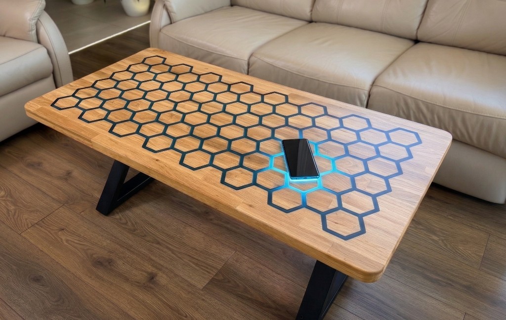 Stół Vuxo w salonie ze smartfonem na blacie i podświetlonym wzorem plastra miodu